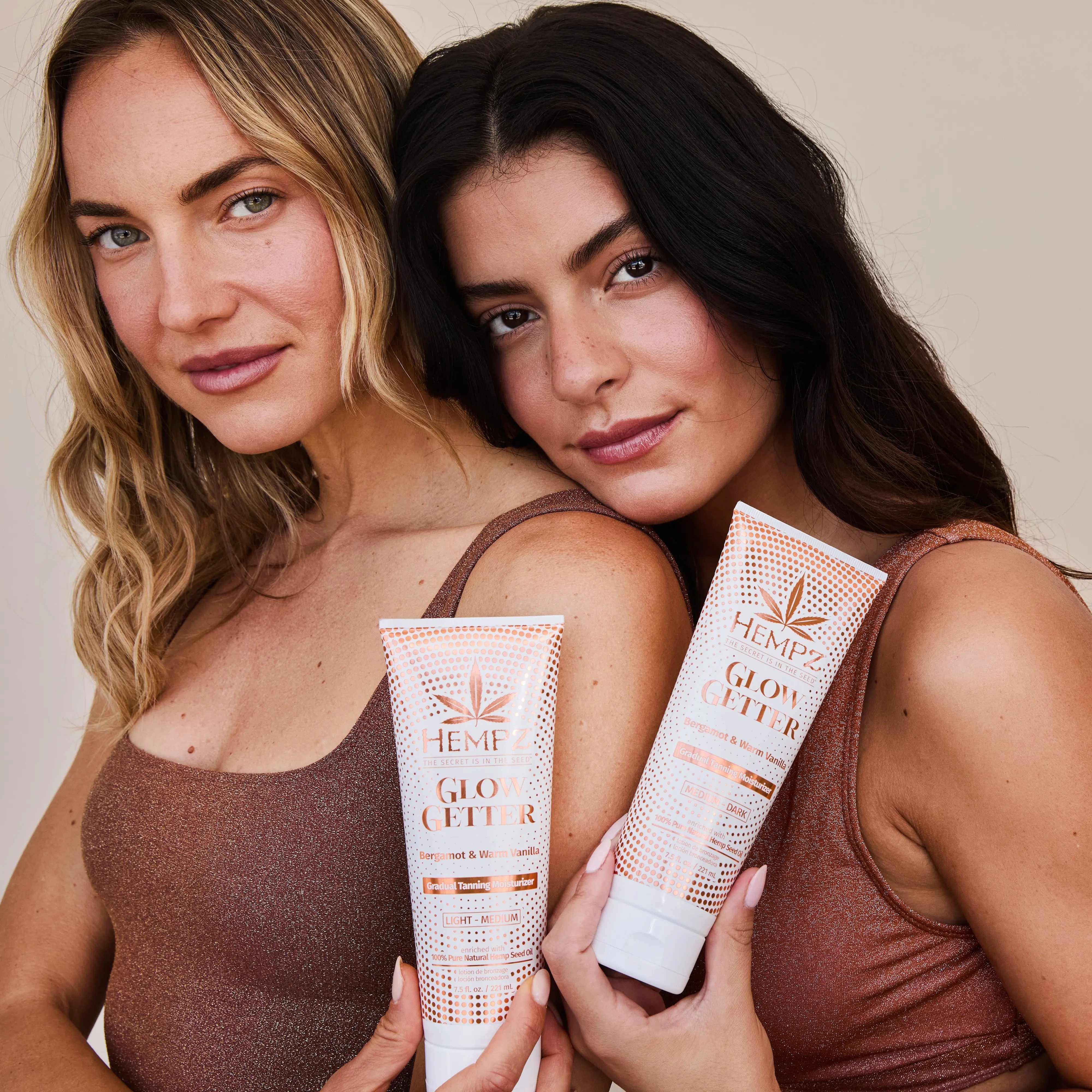 Glow Getter Daily Gradual Tanning Moisturizer With Shimmer, Medium-Dark - Image 4
